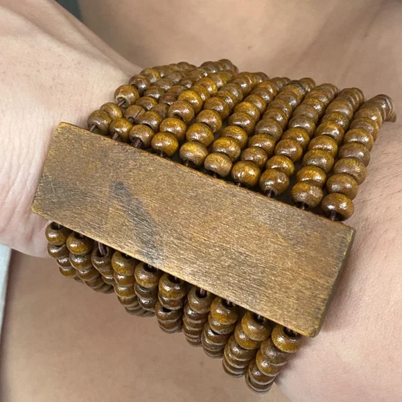 Green leaf earrings with handmade wooden beaded bracelet set - Picture 7 of 8